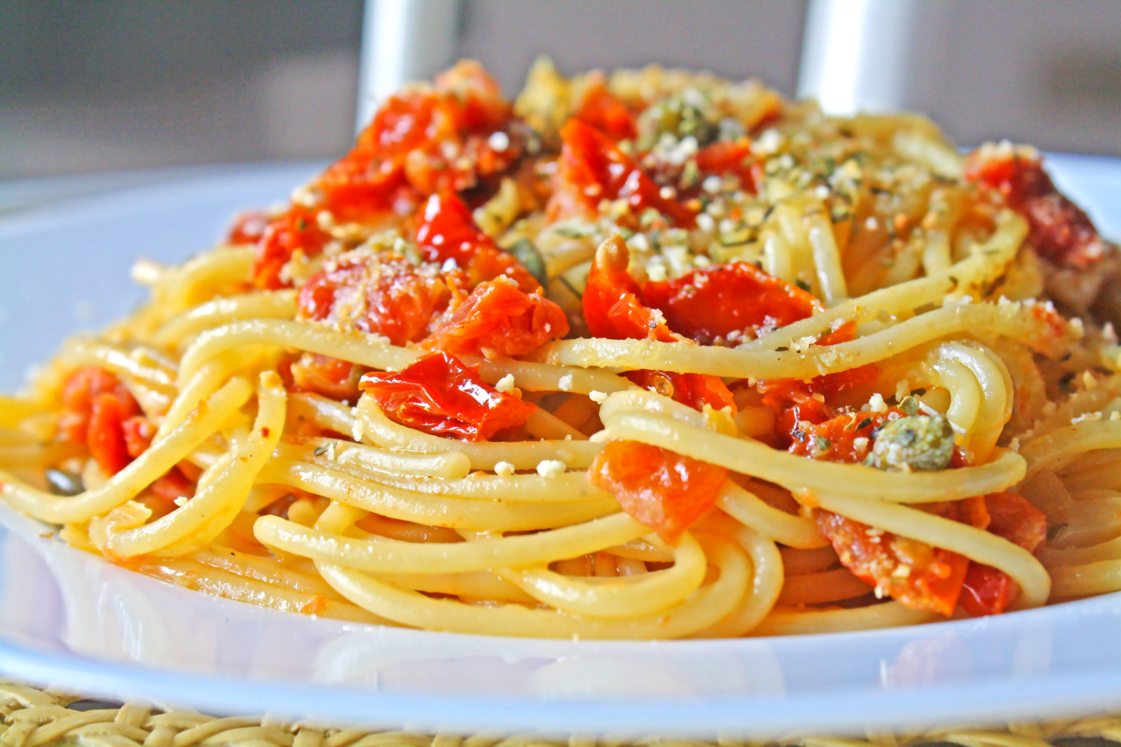 Spaghetti con tomates secos y alcaparras