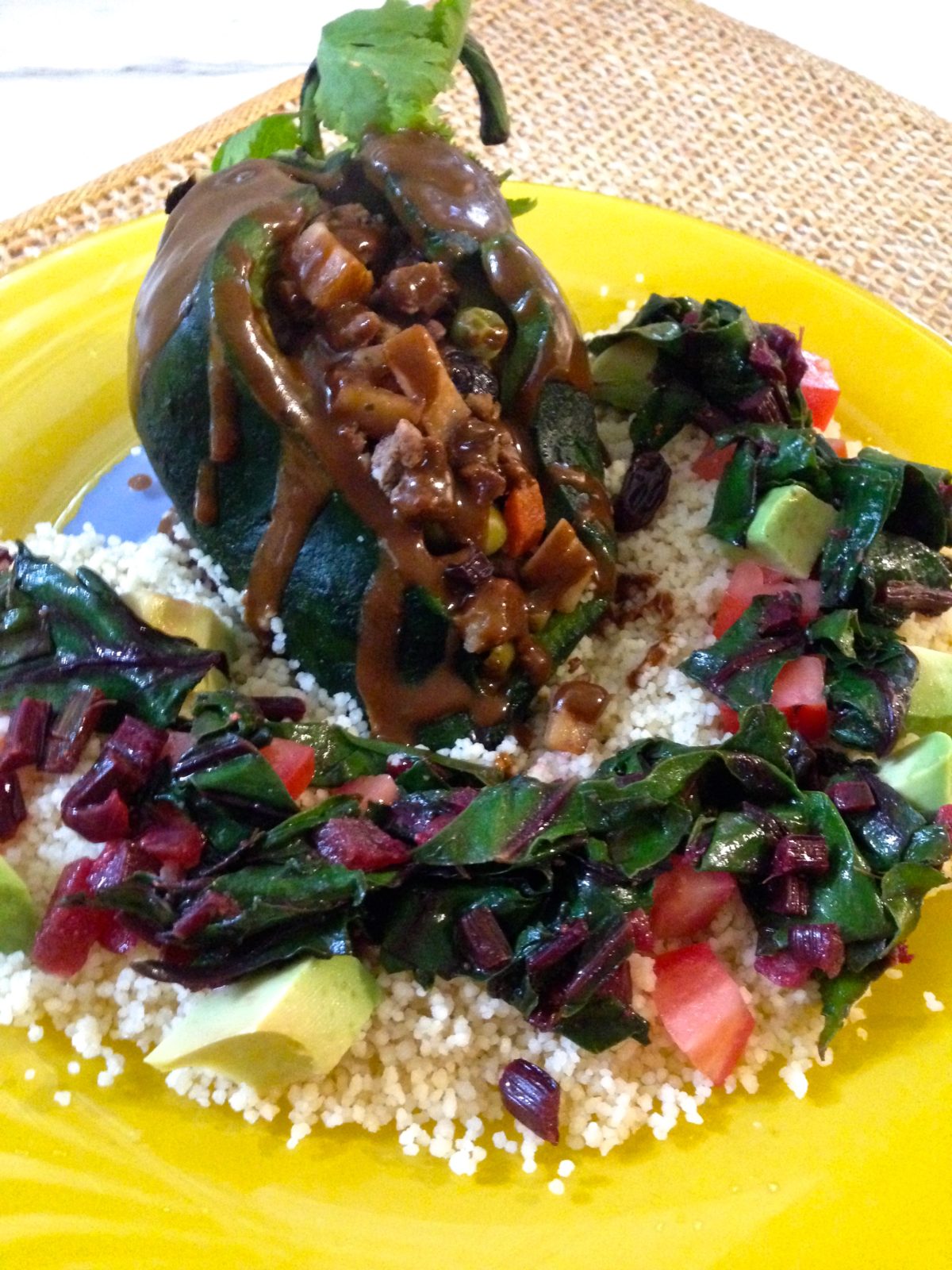 Chiles Rellenos Acompañados de Hojas de Betabel Salteadas y Mole