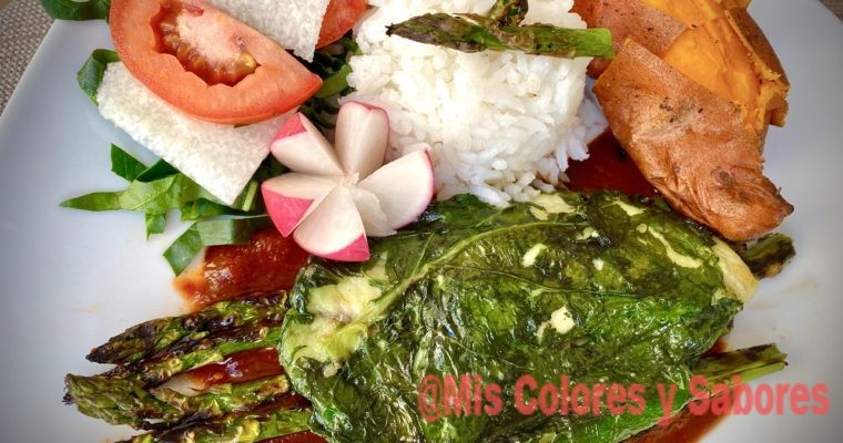 Filete de pescado en hoja santa con salsa de chile pasilla