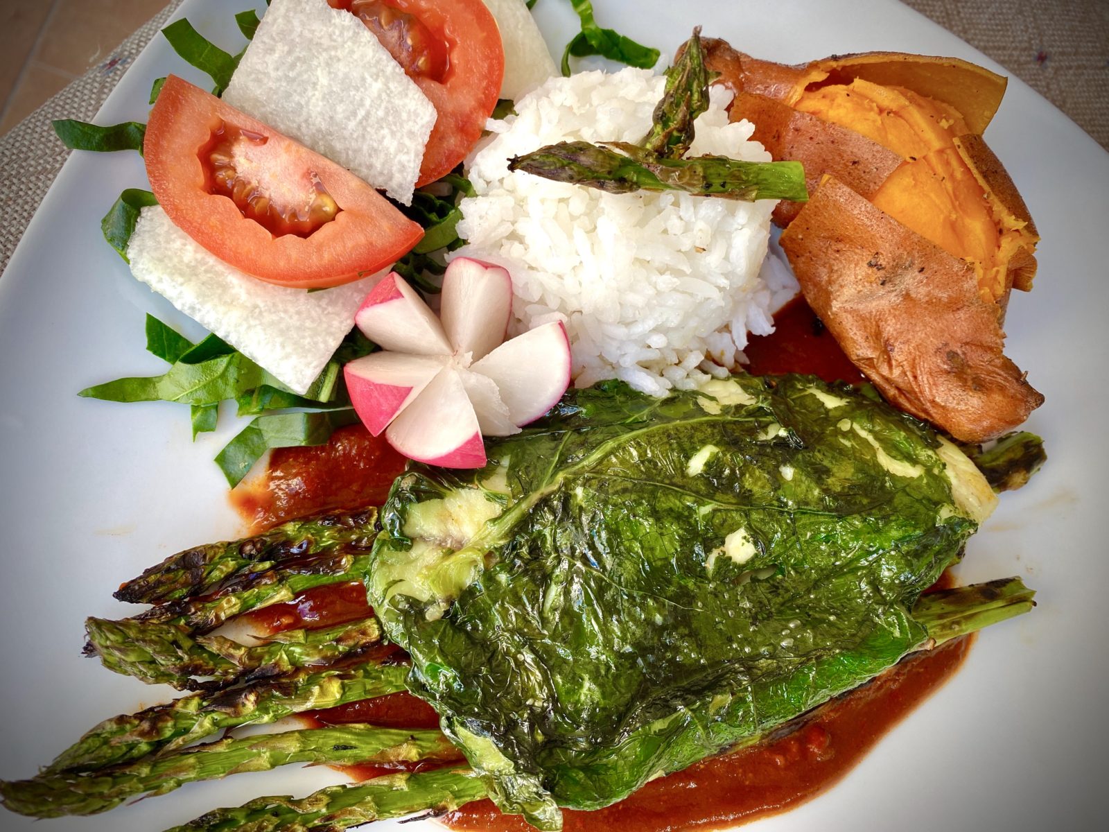 Filete de pescado en hoja santa con salsa de chile pasilla